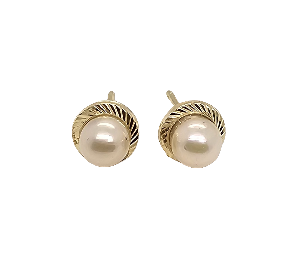 sierlijke geelgouden parelknoppen op prachtig bewerkte rand. 