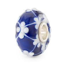 De Blauwe sneeuw glaskraal (TGLBE-20341), is een Rare Treasure. De kraal is diepblauw met witte sneeuwvlokken, perfect voor de december maand! De kraal heeft een WVP van €45