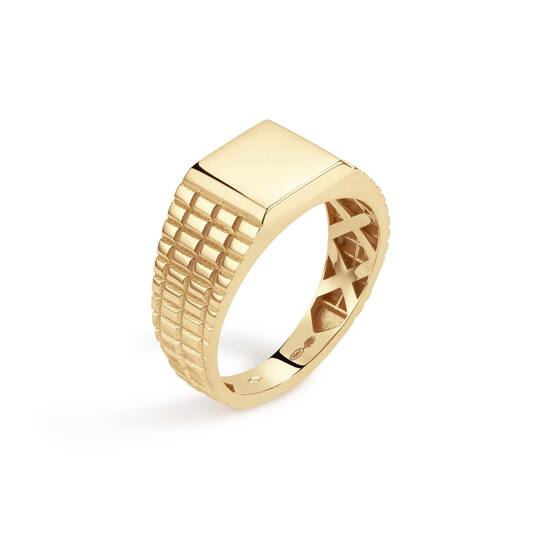 Deze prachtige ring, modelnummer 2142117, valt onder de categorie "Jewel". Het is een verfijnd sieraad dat elke outfit elegantie geeft. Draag deze ring aan je ringvinger voor een klassieke look, of combineer met andere ringen voor een trendy stijl. Perfect voor zowel dagelijks gebruik als speciale gelegenheden. Voeg direct een vleugje glamour toe!