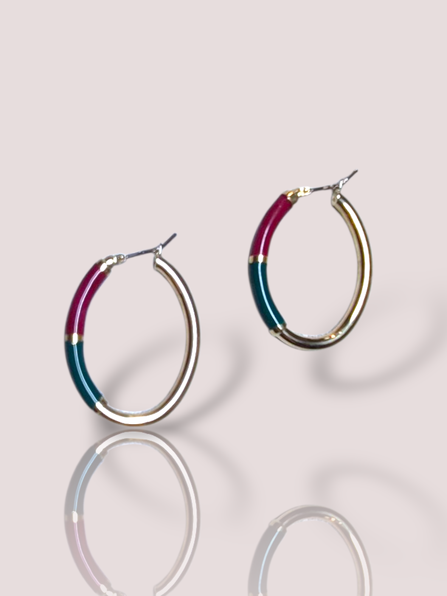 Deze vintage 18k geelgouden oorringen stralen elegantie uit en behoren tot de categorie sieraden, specifiek creoolse oorbellen. Ze voegen een klassieke touch toe aan elke outfit. Combineer ze met een chique avondjurk of een casual outfit voor een tijdloze en verfijnde uitstraling. Perfect voor elke gelegenheid en een must-have in je sieradencollectie.

De oorringen hebben een groen en rood emaille deel, wat de oorbellen een warme uitstraling geeft. De oorbellen zijn 3 cm hoog en 2,5 cm breed.