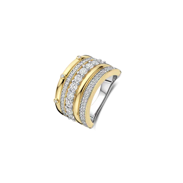 Omarm stralend volume met deze TI SENTO vergulde ring 12396ZY. Afgewerkt met warme goudkleurige vergulding over 925 sterling zilver trekt deze breedbandring de aandacht met vijf sculpturale rijen met de hand gezette zirconia in diverse zettingen &ndash; van pav&eacute; tot rand- en klauwzetting. Het samenspel van rondingen, reflecties en fonkeling geeft de ring een rijke, architectonische uitstraling, terwijl hij toch uiterst draagbaar blijft. Ontworpen om alleen te dragen maakt hij een elegant statement, van bureau tot diner. Nikkelvrij en hypoallergeen, dit sieraad is vervaardigd voor blijvend comfort en schittering.