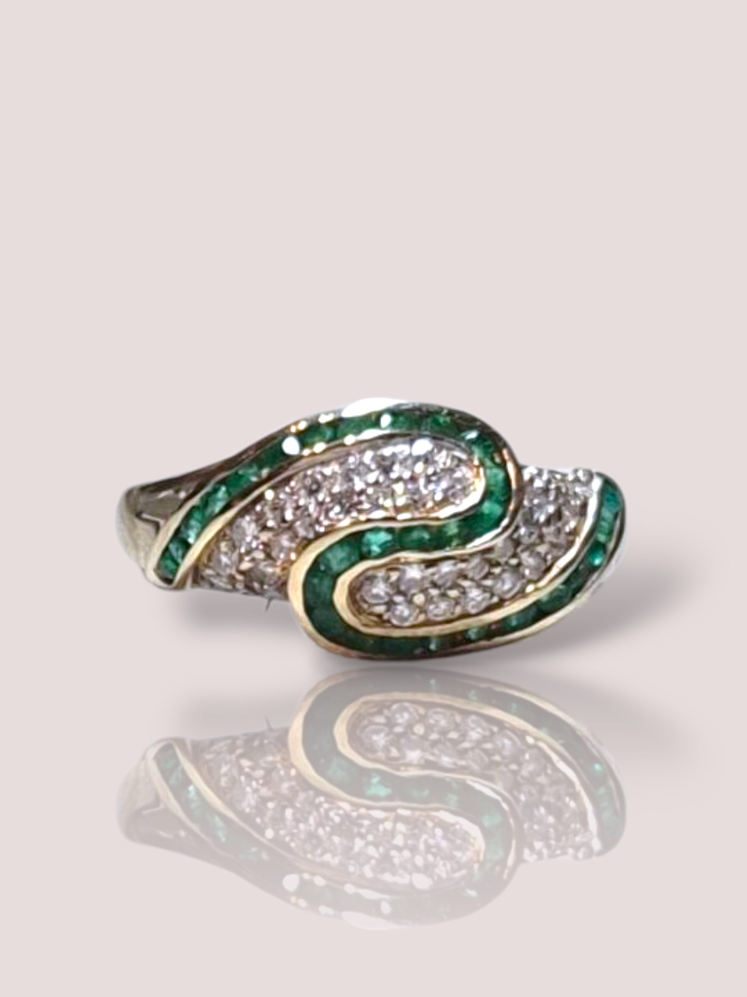 Deze Vintage 14k geel gouden ring met smaragd en diamant  is een schitterend sieraad dat elegantie en verfijning uitstraalt. De combinatie van smaragd en diamant zorgt voor een tijdloze uitstraling. Draag deze ring als middelpunt op een speciale gelegenheid of als dagelijks statement sieraad om je look te verfraaien. Perfect voor elke juwelencollectie.

De ring bevat 29 groene smaragden en 32 briljant geslepen diamanten van in totaal circa 0,48ct.