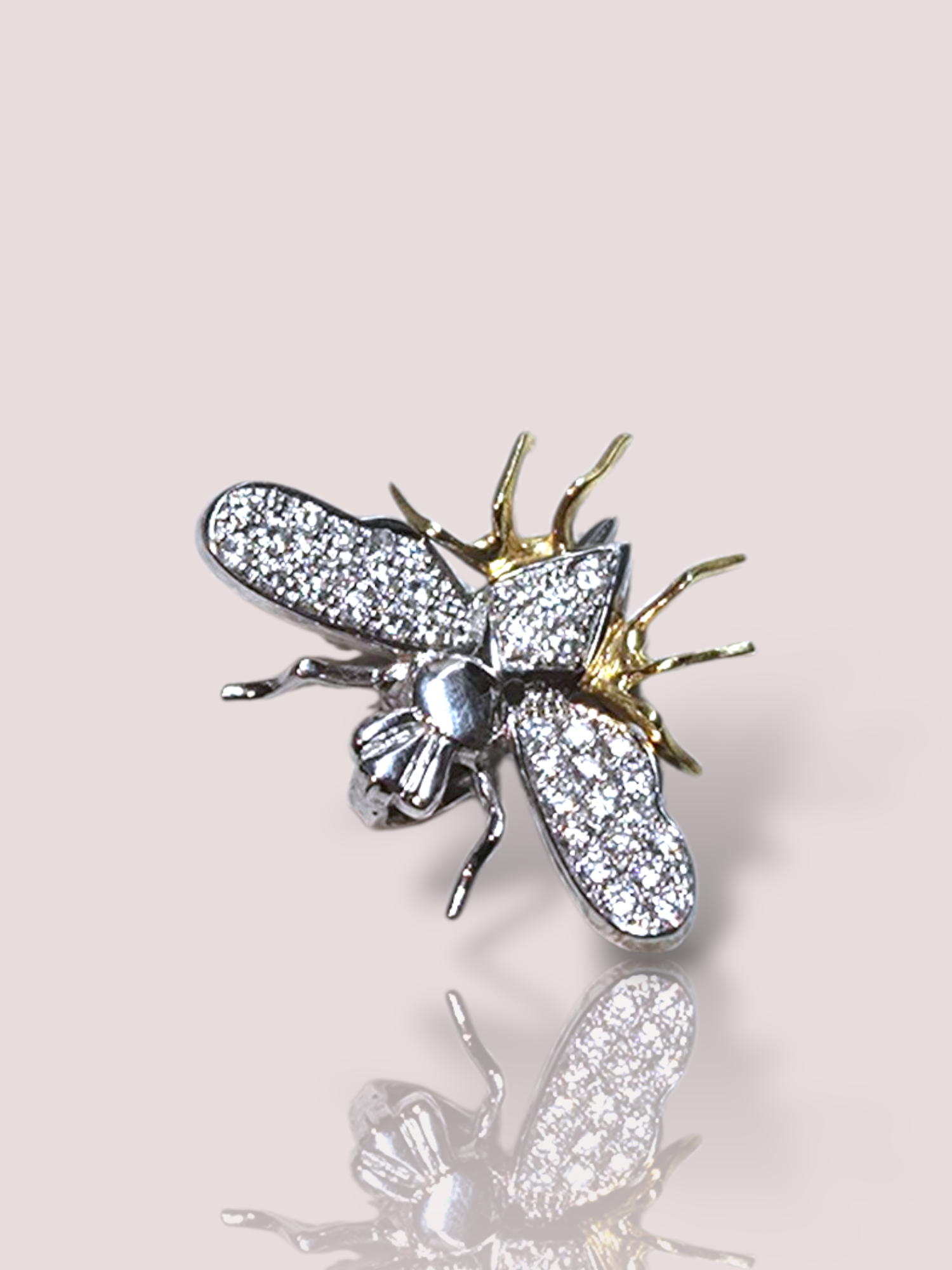 De Vintage 18k geel- en witgouden vlieg broche met diamanten, straalt elegantie uit. Deze prachtige broche combineert geelgoud en witgoud met schitterende diamanten. Draag deze broche op een blazer, een zijden sjaal of een stijlvolle hoed om een verfijnde touch aan elke outfit toe te voegen. Een tijdloze aanvulling voor elke sieradencollectie.

De vlieg is 3 bij 2 cm en kan eenvoudig middels de witgouden pin bevestigd worden. De broche bevat circa 0,70ct aan diamanten.