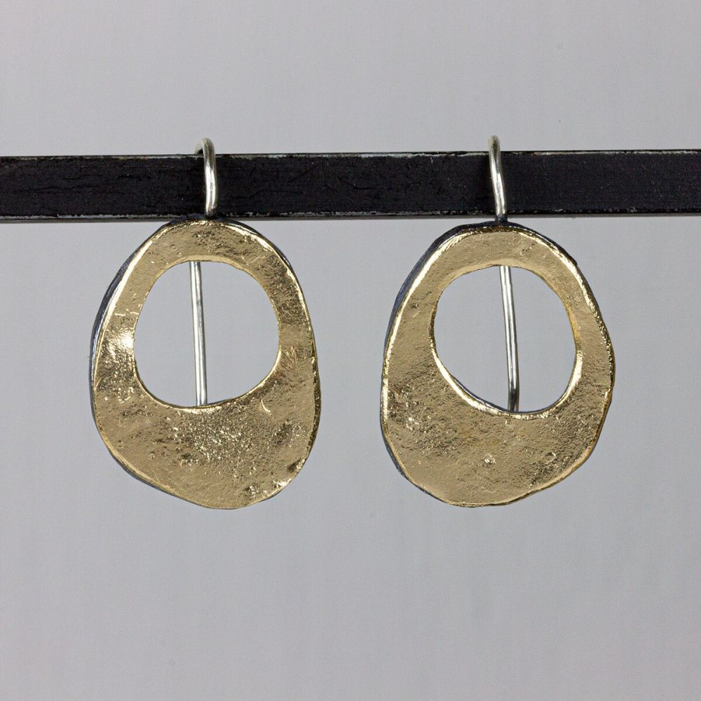 De Oorhangers links en rechts Zilver, oxy, verguld met modelnummer 20964 zijn elegante sieraden onder de categorie JEWEL. Deze oorhangers combineren zilver met vergulde accenten voor een verfijnde uitstraling. Ze zijn perfect om te dragen bij zowel formele als informele gelegenheden. Stijl ze met een opgestoken kapsel om hun glans volledig te laten zien.