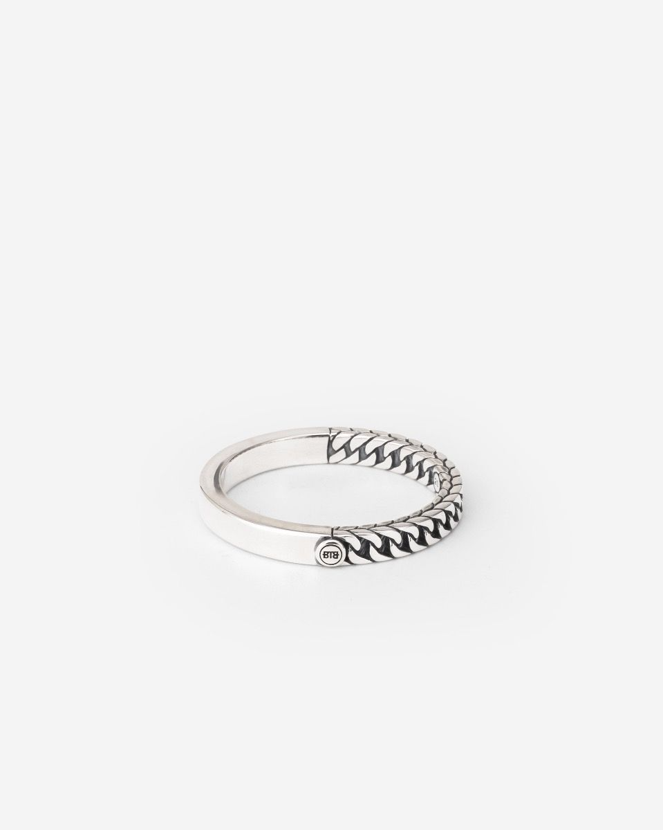 De Esther Mini Dual Ring is vervaardigd uit gerecycled sterling zilver. Dankzij de combinatie van een gladde zijde en het geweven Esther-patroon is deze ring graveerbaar. Laat jouw persoonlijke verhaal versmelten met deze veelzijdige ring. Deze ring is kleiner dan de Esther Small Dual Ring en daardoor perfect te combineren met andere sieraden uit de Esther-collectie van Buddha to Buddha. Ontworpen in Amsterdam en op duurzame wijze geproduceerd in Zuidoost-Azi&euml;. Wij geloven dat elk sieraad een eigen ziel heeft. Wat betekent dat voor jou?