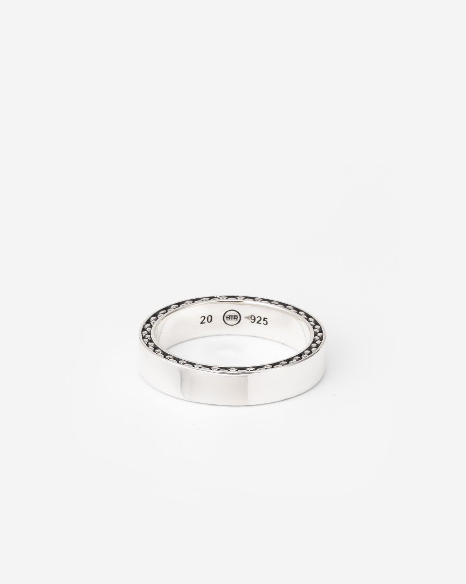 De George Small Gladde Ring in gerecycled zilver kenmerkt zich door een subtiele George structuur aan de zijkant. Deze ring biedt de mogelijkheid tot graveren, zodat je jouw eigen persoonlijke verhaal kunt vertellen met dit sieraad. Deze ring is groter dan de George Mini Smooth Ring, maar kleiner dan de George Smooth ring. Ideaal te combineren met andere George sieraden uit de collectie. Geschikt voor iedereen en passend bij elke stijl. Ontworpen in Amsterdam en op duurzame wijze geproduceerd in Zuidoost-Azi&euml;. Welke mijlpaal vier jij met dit unieke sieraad?