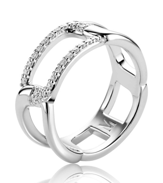 ZINZI zilveren brede schakel ring van 8mm breed, waarvan &eacute;&eacute;n rechthoekige schakel bezet is met witte zirkonia's. Exclusief ontworpen door mode-ontwerper Mart Visser. Deze zilveren ring draagt herkenbaar de signatuur van Mart Visser. Vervaardigd van eerste gehalte zilver (925) en met extra rodiumlaag voor een langdurige glans.