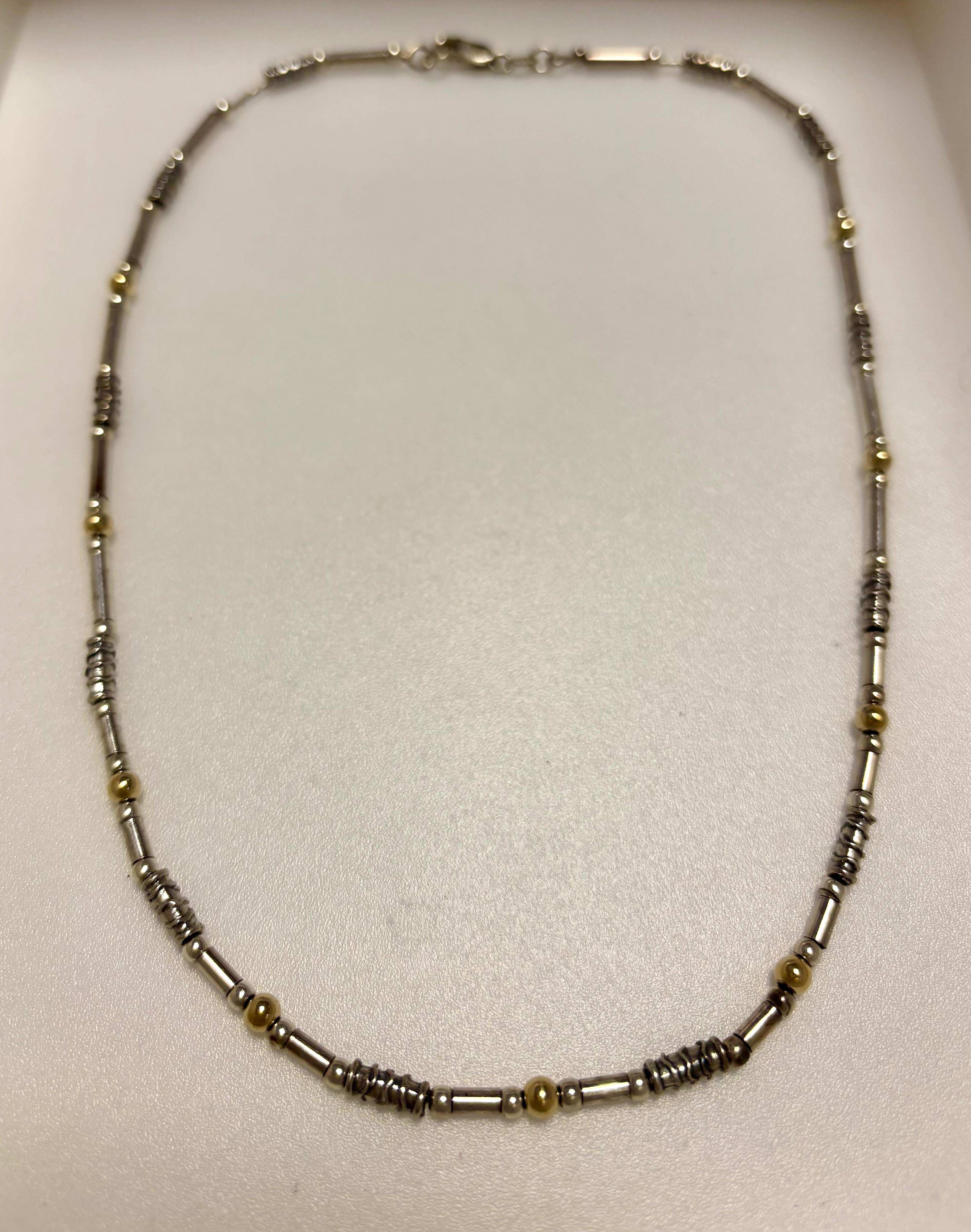 Zilver collier geregen op zilver 