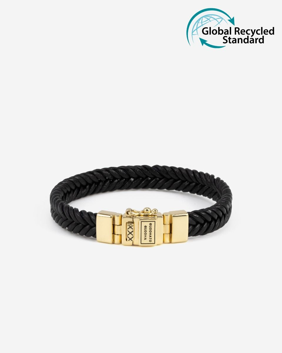 De armband Barbara Leer Zwart combineert puur vakmanschap met duurzame keuzes. Gemaakt van gerecycled zilver met een premium gold plating (3.0 micron dik). De plating is gemiddeld 5 maal dikker dan reguliere gold plated items. Voorzien van GRS-gecertificeerd gerecycled leer, biedt dit milieuvriendelijke sieraad een stijlvolle en duurzame uitstraling. De handgeweven armband is ge&iuml;nspireerd op ons iconische Barbara-weefpatroon. Met het Global Recycled Standard (GRS)-certificaat garandeert deze armband dat het leer op verantwoorde wijze wordt verkregen en geproduceerd met aandacht voor milieu en sociale normen. Handgemaakt in Zuidoost-Azi&euml;, belichaamt het onze toewijding aan kwaliteit, vakmanschap en een groenere planeet. Deze bewuste en gedurfde armband is perfect voor elke gelegenheid.
