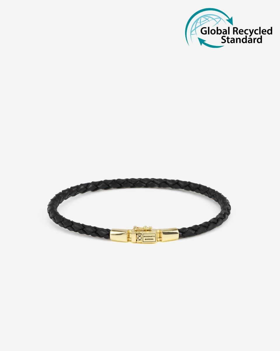 De Armband George Mini Leer Zwart combineert vakmanschap met duurzame keuzes. Gemaakt van gerecycled zilver met een premium gold plating (3.0 micron dik). De plating is gemiddeld 5 maal dikker dan reguliere gold plated items. Voorzien van GRS-gecertificeerd gerecycled leer, biedt dit milieuvriendelijke sieraad een stijlvolle en duurzame uitstraling. De handgeweven armband is ge&iuml;nspireerd op het traditionele Balinese George-weefpatroon. Met het Global Recycled Standard (GRS)-certificaat garandeert deze armband ethisch verantwoord leer. Handgemaakt in Zuidoost-Azi&euml;, belichaamt het onze toewijding aan vakmanschap en een groenere planeet.
