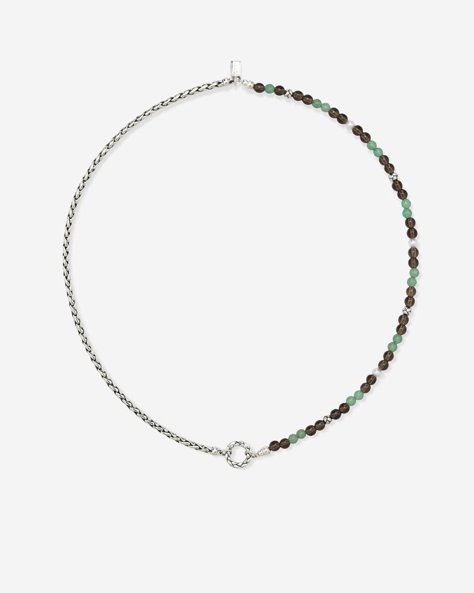 Laat je betoveren door onze nieuwe Spirit Bead Stacking Kettingen! De Spirit Bead Stacking Ketting Zilver Aventurine Smokey Quartz wordt gekenmerkt door 4mm Gemstone Spirit Beads en een elegante compositie van verfijnde zoetwaterparels, 925 sterling zilveren George Beads en het kenmerkende George Mini-vlechtwerk. Specifiek ontworpen met kleinere Gemstone Beads en subtiel verstelbaar dankzij de hoogwaardige karabijnsluiting, voor een perfecte, unisex pasvorm bij elke nek. De ketting is ge&iuml;nspireerd door Balinese bidkralen en heeft helende werkingen. Zo werkt Smokey Quartz aardend en beschermend, helpt het om negatieve energie los te laten en bevordert het innerlijke rust. Aventurine Quartz staat voor optimisme en balans, stimuleert welzijn, creativiteit en zelfvertrouwen. Edelstenen zoals Aventurine en Smokey Quartz zijn natuurproducten en kunnen gevoelig zijn voor harde stoten, water en chemische middelen. Vermijd contact met parfum, schoonmaakmiddelen of langdurige blootstelling aan zonlicht om de kleur en glans te behouden. Wie ga jij verrassen met deze Spirit Bead Stacking Ketting?
