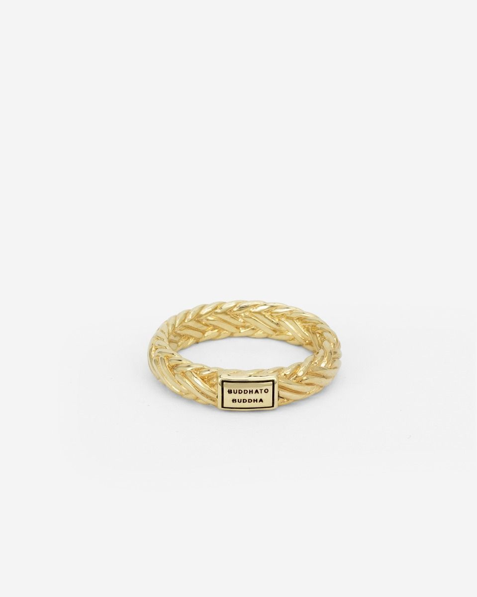 De Katja XS Ring, met zijn verfijnde gevlochten design, belichaamt puur vakmanschap. Ge&iuml;nspireerd door de iconische Katja-schakel, is deze ring zowel een statement op zich als een tijdloze toevoeging aan je collectie. Ontworpen in Amsterdam en handgemaakt in Zuid-Oost Azi&euml; van gerecycled zilver met een premium gold plating (3.0 micron dik). De plating is gemiddeld 5 maal dikker dan reguliere gold plated items. Deze ring is een harmonieuze combinatie met andere Buddha to Buddha sieraden. Welk verhaal vertel jij met deze Gold Plated ring?