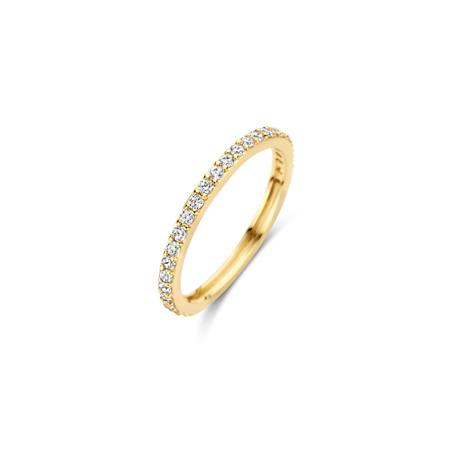 Deze stijlvolle 14k geelgouden ring is bijna helemaal rondom bezet met schitterende zirkonia&rsquo;s in pav&eacute;-zetting. De band heeft een doorsnede van 1,9 mm. De ring is prachtig op zichzelf, maar ook mooi te combineren met oorringen 7306YZI uit onze collectie.