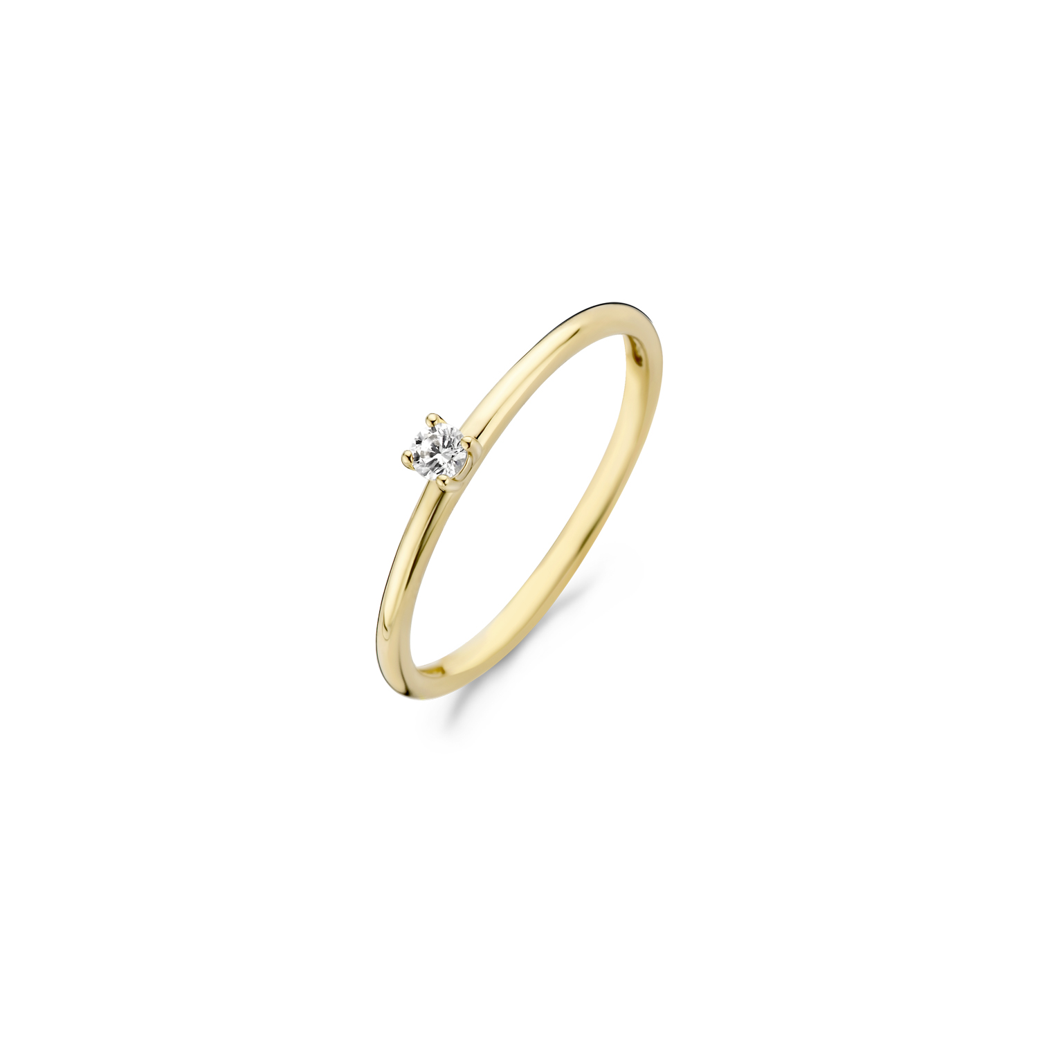 Een sprankelende zirkonia in chatonzetting siert deze stijlvolle ring van 14k geelgoud. De band is 1,3 mm breed en de steen heeft een doorsnede van 2,6 mm. Prachtig te combineren met andere ringen uit onze collectie.