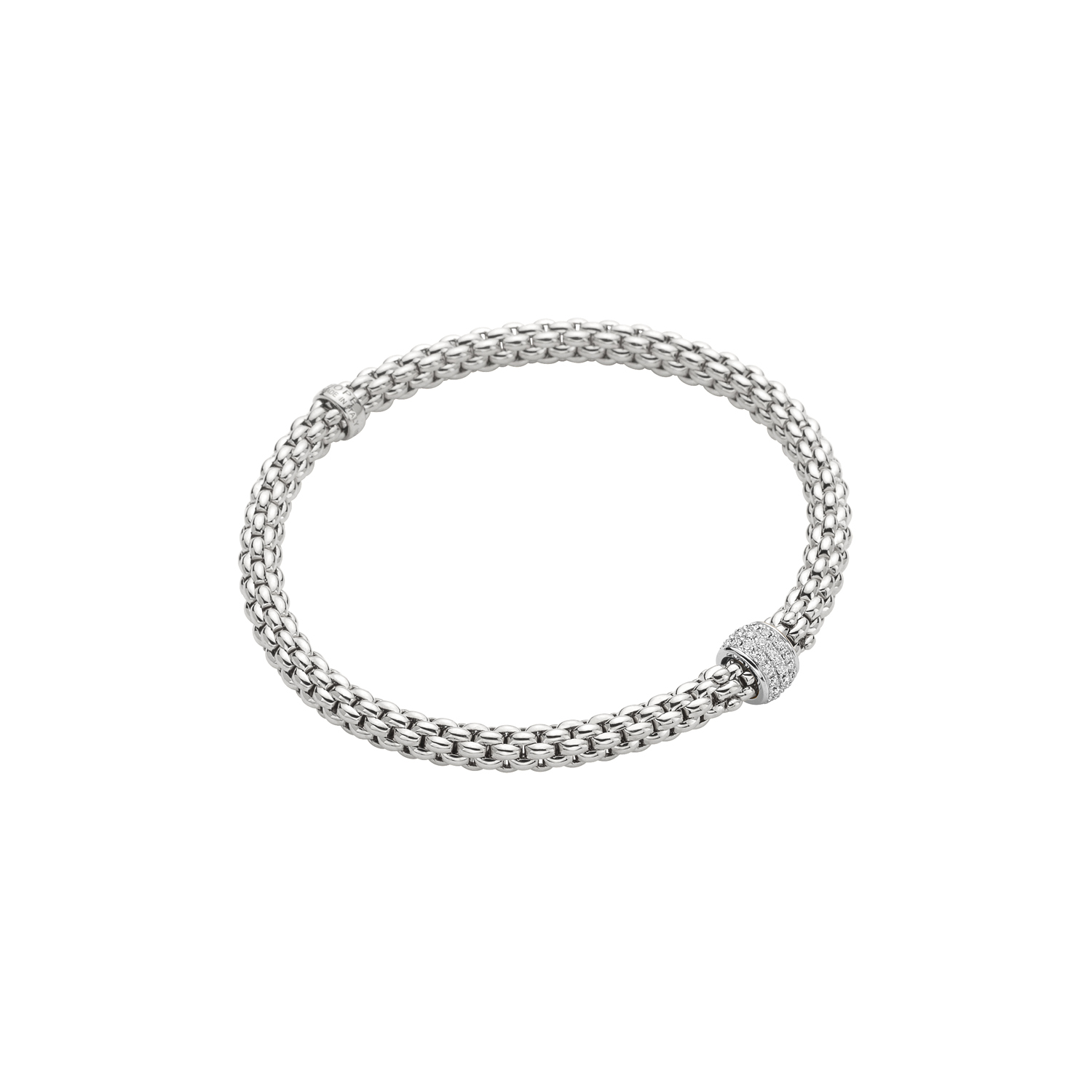 De Fope Solo Flex'it armband, modelnummer 63406BX_PB_B_XBX_00M, is een verfijnd sieraad van ongekend vakmanschap. Gemaakt van 18-karaats witgoud, versierd met schitterende diamanten. Deze flexibele armband is perfect voor dagelijks gebruik of speciale gelegenheden. Draag hem solo voor een verfijnde uitstraling of combineer met andere sieraden voor een trendy, gelaagd effect. De maat van deze armband is M (17 cm). 