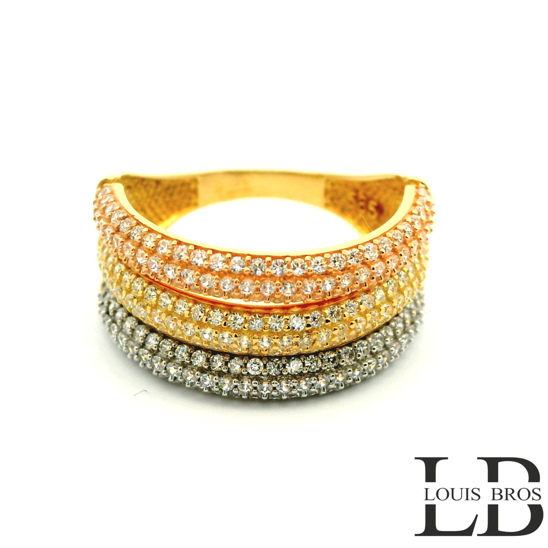 Deze schitterende ring is vervaardigd uit 14 karaat tricolor goud (3.65 gr), waarbij geel-, wit- en rosegoud op elegante wijze samenkomen. Het speelse kleurenspel geeft de ring een unieke en luxe uitstraling. De ring is verder verrijkt met fonkelende zirkonia’s, die zorgen voor een sprankelende schittering bij iedere beweging.

Een tijdloos en stijlvol sieraad dat perfect is voor dagelijks gebruik, maar ook bijzonder mooi bij feestelijke gelegenheden. Dankzij de combinatie van drie goudkleuren laat de ring zich makkelijk combineren met andere sieraden.

 Materiaal: 14 karaat goud (tricolor: geel, wit & rosé)
 Steen: Zirkonia
 Stijl: Elegant, luxe en veelzijdig.
De ring is verkrijgbaar in meerdere afmetingen.