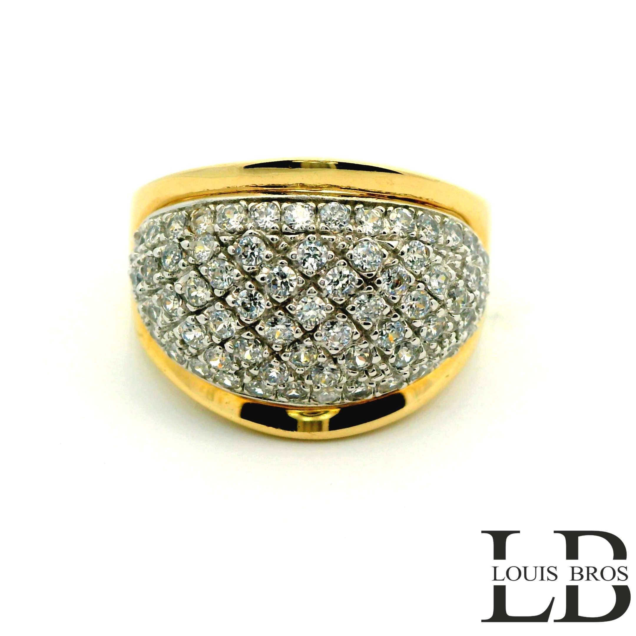 Deze elegante ring is vervaardigd uit 14 karaat bicolor goud (5.10 gr), een stijlvolle combinatie van wit- en geelgoud. Het tijdloze ontwerp wordt verfraaid met sprankelende zirkonia’s, die de ring een luxe en verfijnde uitstraling geven. Dankzij de subtiele glans en het contrasterende kleurenspel van het goud is dit sieraad zowel modern als klassiek, en geschikt voor iedere gelegenheid.

De ring is perfect als cadeau voor een bijzonder moment, maar ook als stijlvolle aanvulling op je dagelijkse look.

Materiaal: 14 karaat goud (bicolor)
Steen: Zirkonia
Stijl: Elegant, tijdloos en veelzijdig.
De ring is verkrijgbaar in meerdere afmetingen.