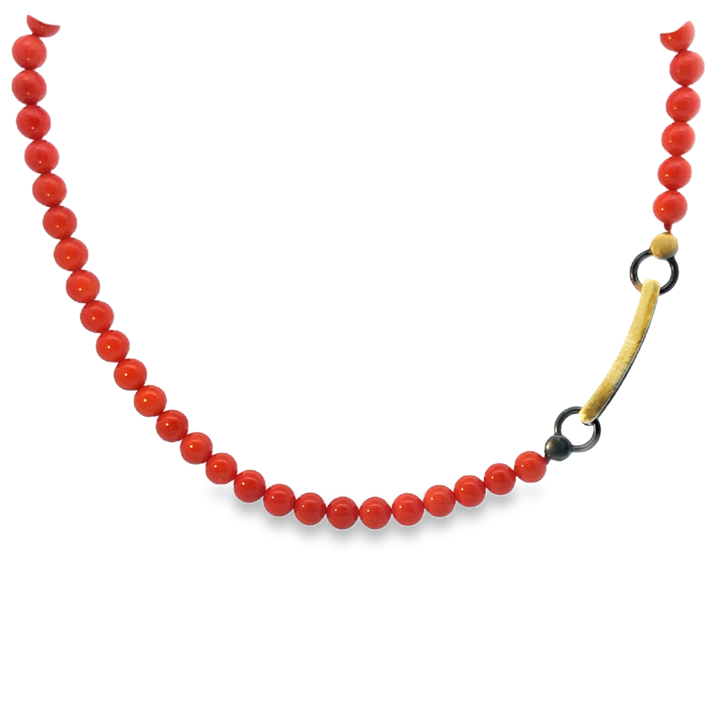 Die Korallenkette Silber Feingold ist eine elegante Halskette, die durch ihre Kombination aus Korallen, feinem Silber und Gold besticht. Perfekt für besondere Anlässe, strahlt sie zeitlose Eleganz aus. Am besten sieht sie zu einem schlichten, einfarbigen Outfit aus, das ihren Glanz unterstreicht und zum Hingucker macht.