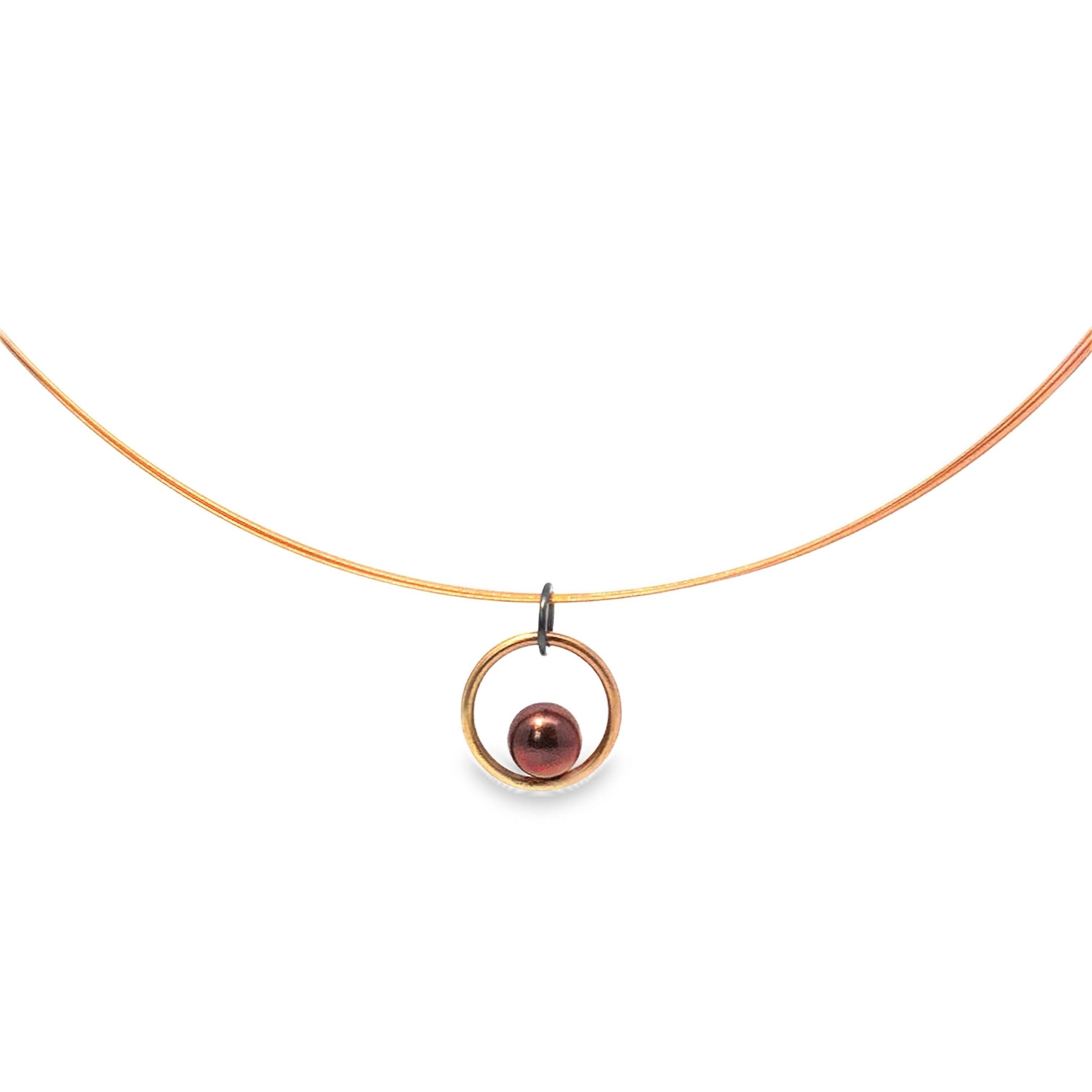 Der Anhänger Perle im Rotgoldring ist ein elegantes Schmuckstück, das als Anhänger in der Kategorie JEWEL gelistet ist. Die Kombination aus einer schimmernden Perle und einem Rotgoldring macht es zum perfekten Accessoire für besondere Anlässe. Tragen Sie es an einer feinen Goldkette, um Ihre Abendgarderobe stilvoll zu ergänzen.