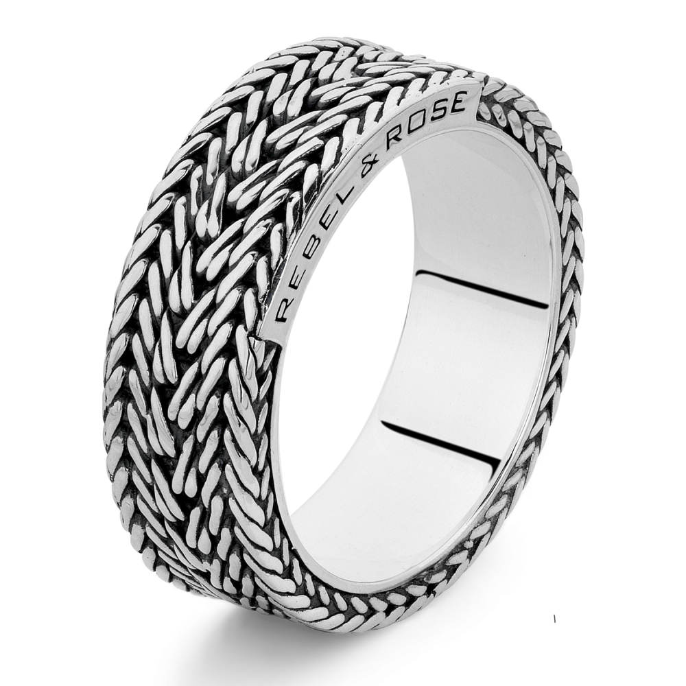 De bijna 8 mm brede Triton heeft 3 banen vlechtwerk. Het vlechtwerk is met de hand gemaakt door de zilversmeden en uitgevoerd in 925 sterling zilver. Het geheel is bevestigd op een gladde zilveren ring. Dit draagt comfortabel, houdt het vlechtwerk schoner en cre&euml;ert ruimte voor een gravering aan de binnenzijde. De merknaam is subtiel aan de zijkant van de ring geplaatst. (bots: Branding On The Side)