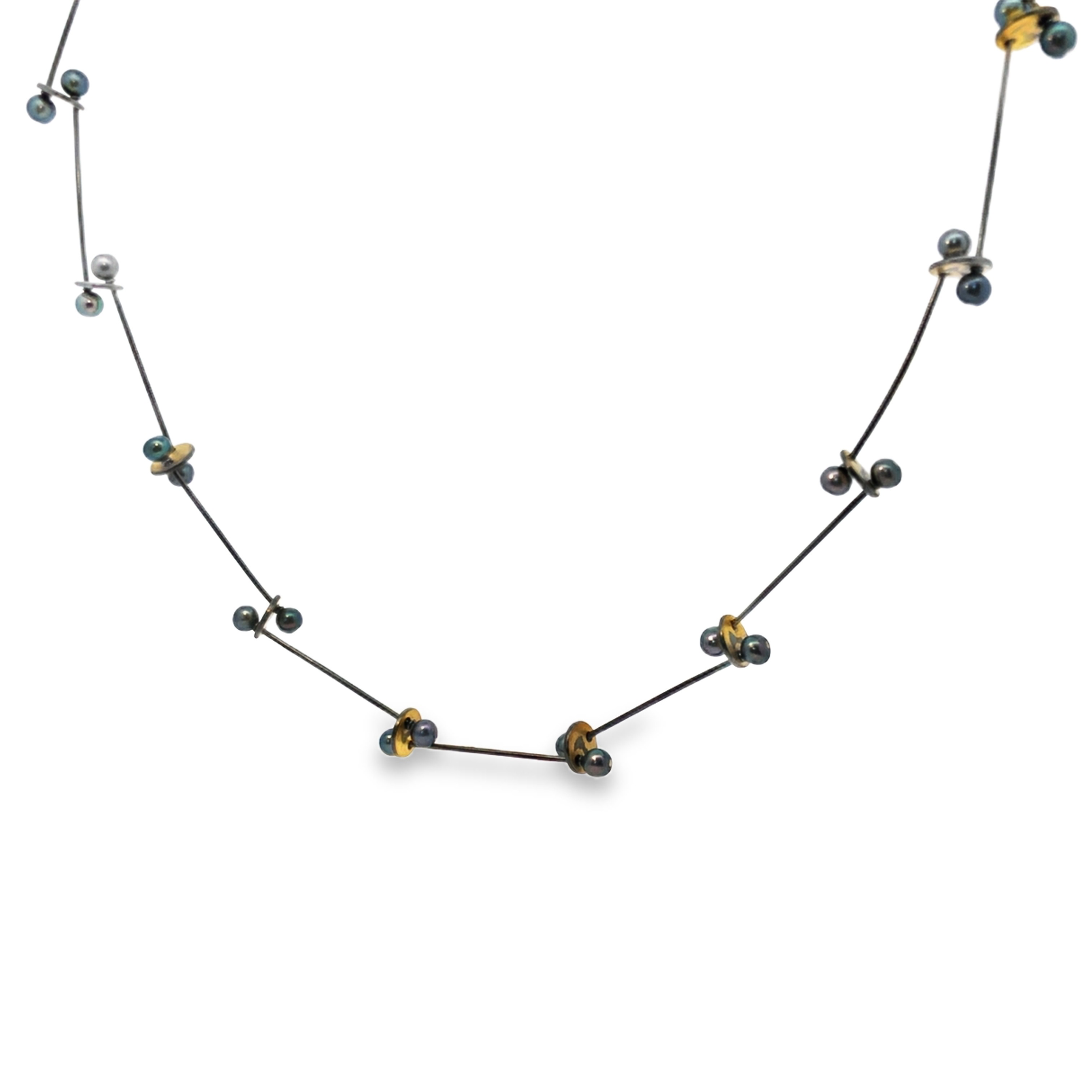 Das Stäbchencollier mit Perlen ist ein elegantes Schmuckstück mit einer raffinierten Schließmechanik. Ein sich verjüngender Stab wird in eine dafür vorgesehene Öffnung eingenäht un ist dadurch quasi unsichtbar. Es vereint feine Stäbchen mit edlen Perlenelementen für einen klassischen Look. Ideal für formelle Anlässe oder als Highlight im Alltag. Tragen Sie es mit einem schlichten Oberteil oder Kleid, um den eleganten Glanz zu betonen. Perfekte Ergänzung für jedes Outfit.