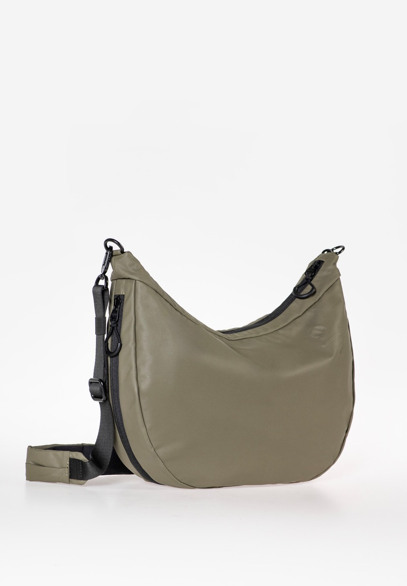 a/u by aunts & uncles – KOYOSHI RE
Een halfmoon bag: robuust, regenbestendig en tijdloos ontworpen. Koyoshi RE is de grotere variant van Yoshii RE, voor iedereen die onderweg net wat meer ruimte nodig heeft. De casual schoudertas is gemaakt van gerecycled nylon, waardoor Koyoshi RE een lichte en duurzame held voor alledag is. Het ruime hoofdvak biedt diverse overzichtelijke insteekmogelijkheden, een sleutelbandje en een uitneembaar extra tasje. Met een rondom lopende ritssluiting kun je het volume van de tas naar wens vergroten. Belangrijke essentials berg je veilig en dicht tegen het lichaam op in het ritsvak aan de achterkant. Voor extra draagcomfort zorgt een speciaal schouderkussen.
DETAILS
Hoofdvak met ritssluiting
Ritsvak aan de achterkant
Ritsvak aan de binnenkant
Groot insteekvak, bijv. voor smartphone
Uitneembaar extra tasje
Sleutelbandje
In lengte verstelbare schouderriem met extra kussen voor bijzonder draagcomfort
Regenbestendige, deels gerecyclede ritssluitingen
a/u-reliëfdruk
Tasvolume uitbreidbaar via ritssluiting met waterdicht gecoate parachutestof
EIGENSCHAPPEN
Kleur: fallen rock
Gewicht: 0,430 kg
Afmetingen buitenkant: ca. 37 × 9–13 × 27 cm
Collectie: Japan RE