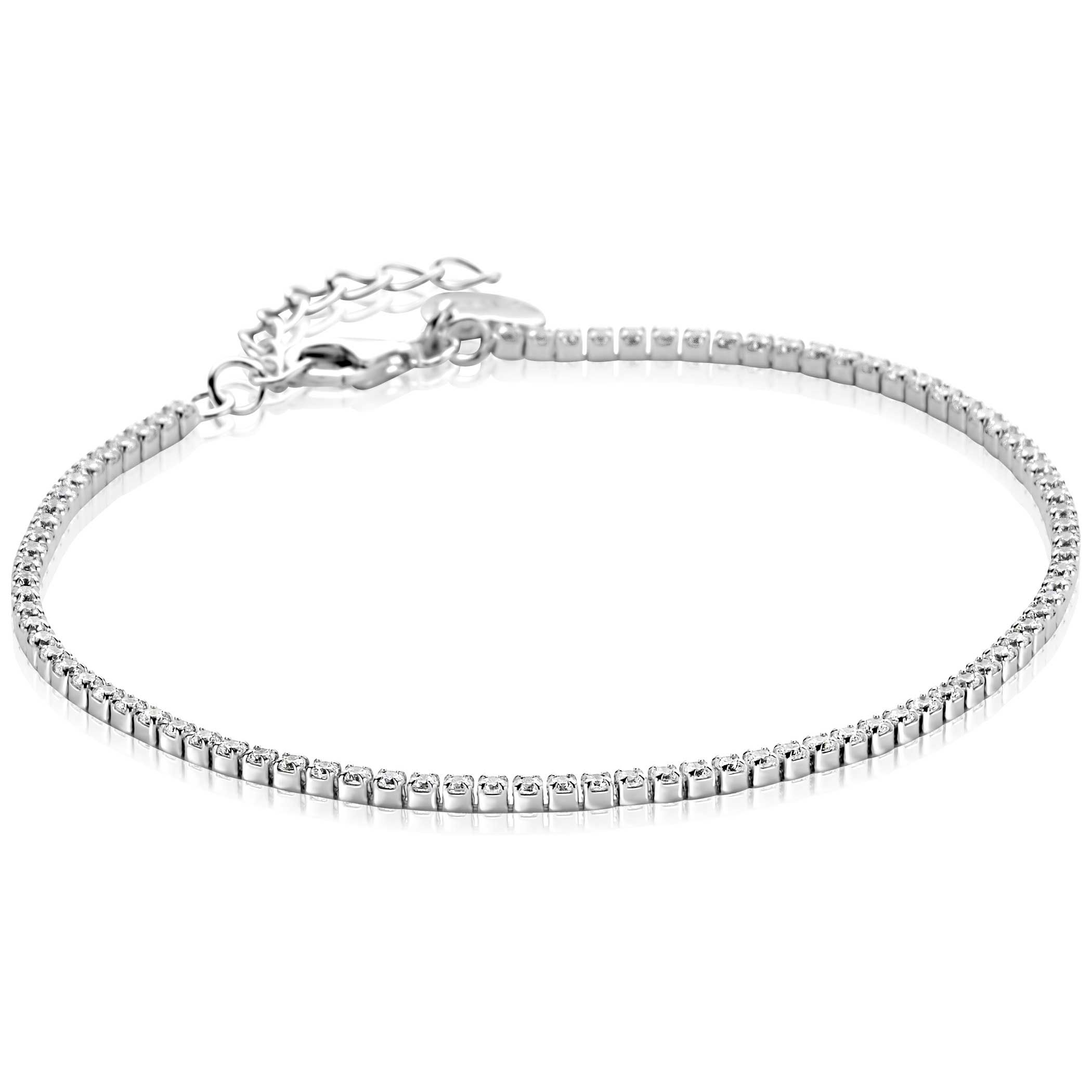 Zinzi zilveren tennis armband met rijzetting witte zirconia's. De armband is 1,7mm breed. De lengte is verstelbaar van 17cm tot 19,5cm. Vervaardigd van eerste gehalte zilver (925) en voorzien van een extra rodiumlaag voor langdurige glans.