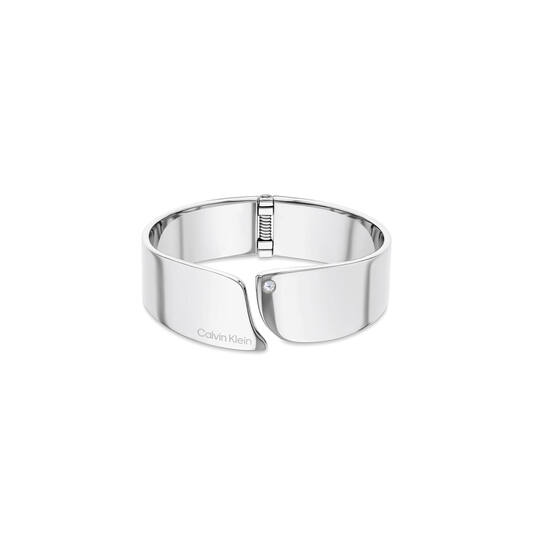 Calvin Klein armband CK35000659 is een elegante zilverkleurige bangle met zirconia. Gemaakt van hoogwaardig roestvrij staal en voorzien van een scharniersluiting. Dit sieraad is perfect te combineren met zowel casual als formele outfits. Draag het solo voor een subtiele look of combineer met andere armbanden voor extra flair.