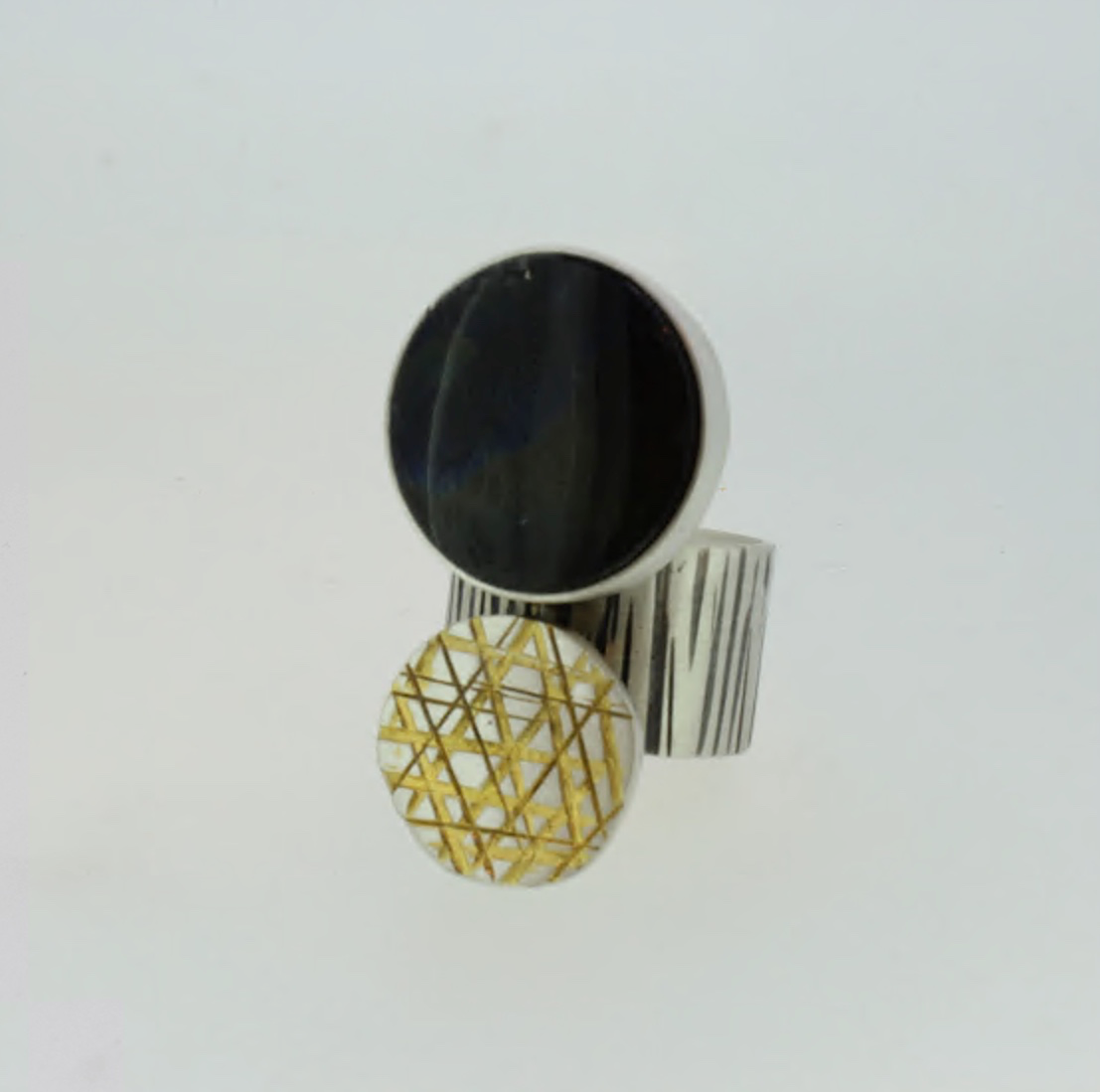 Der Ring Labradorit,ist ein elegantes Schmuckst&uuml;ck f&uuml;r Damen. Als besonderer Juweltyp "Ring" besticht er durch seinen einzigartigen Labradorit-Stein, der beeindruckend schimmert. Am besten kombinieren Sie diesen Ring mit formeller oder legerer Kleidung, um seinen Glanz hervorzuheben. Perfekt, um jedes Outfit stilvoll zu erg&auml;nzen.