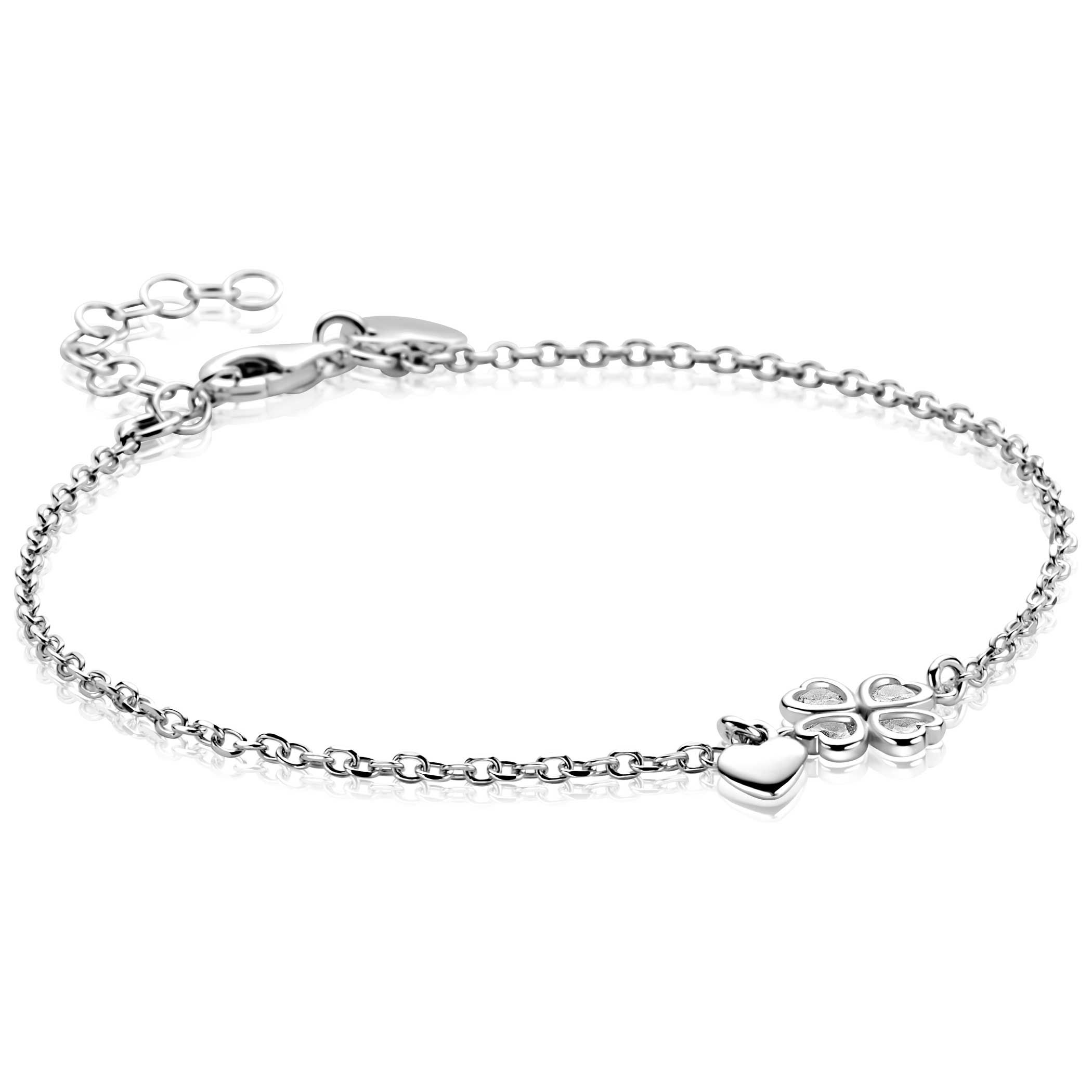 ZINZI zilveren schakelarmband met klavertje vier en hartje hanger. Het klavertje vier is bezet met witte zirconia's. De lengte is verstelbaar van 17cm tot 20cm. Vervaardigd van eerste gehalte zilver (925) en voorzien van een extra rodiumlaag voor langdurige glans.