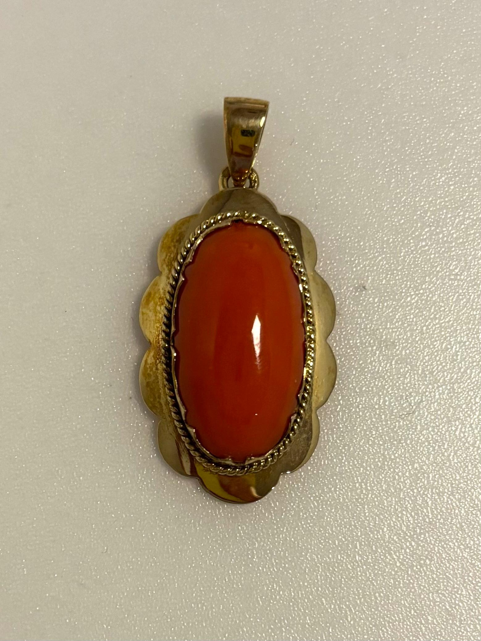 Gouden hanger met bloedkoraal