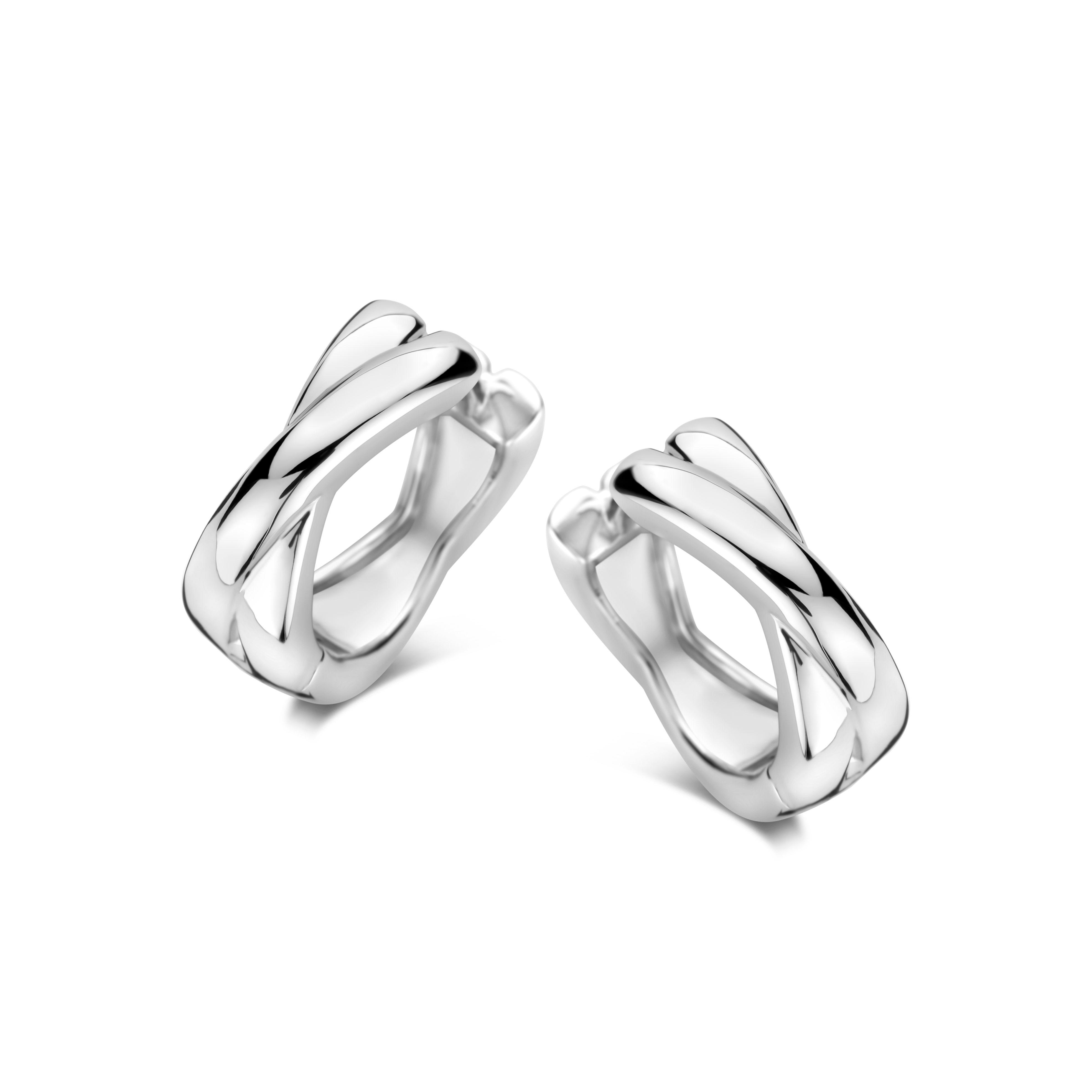 De Rosa di Luca zilveren klapcreolen met zirkonia, modelnummer 625166, zijn gemaakt van 925 sterling zilver. Ze hebben een pousette sluiting en zijn nikkelvrij en glanzend. Deze zilverkleurige creolen zijn perfect voor elke gelegenheid en geven een stijlvolle touch aan je look. Combineer met andere zilveren sieraden voor een elegante uitstraling. 