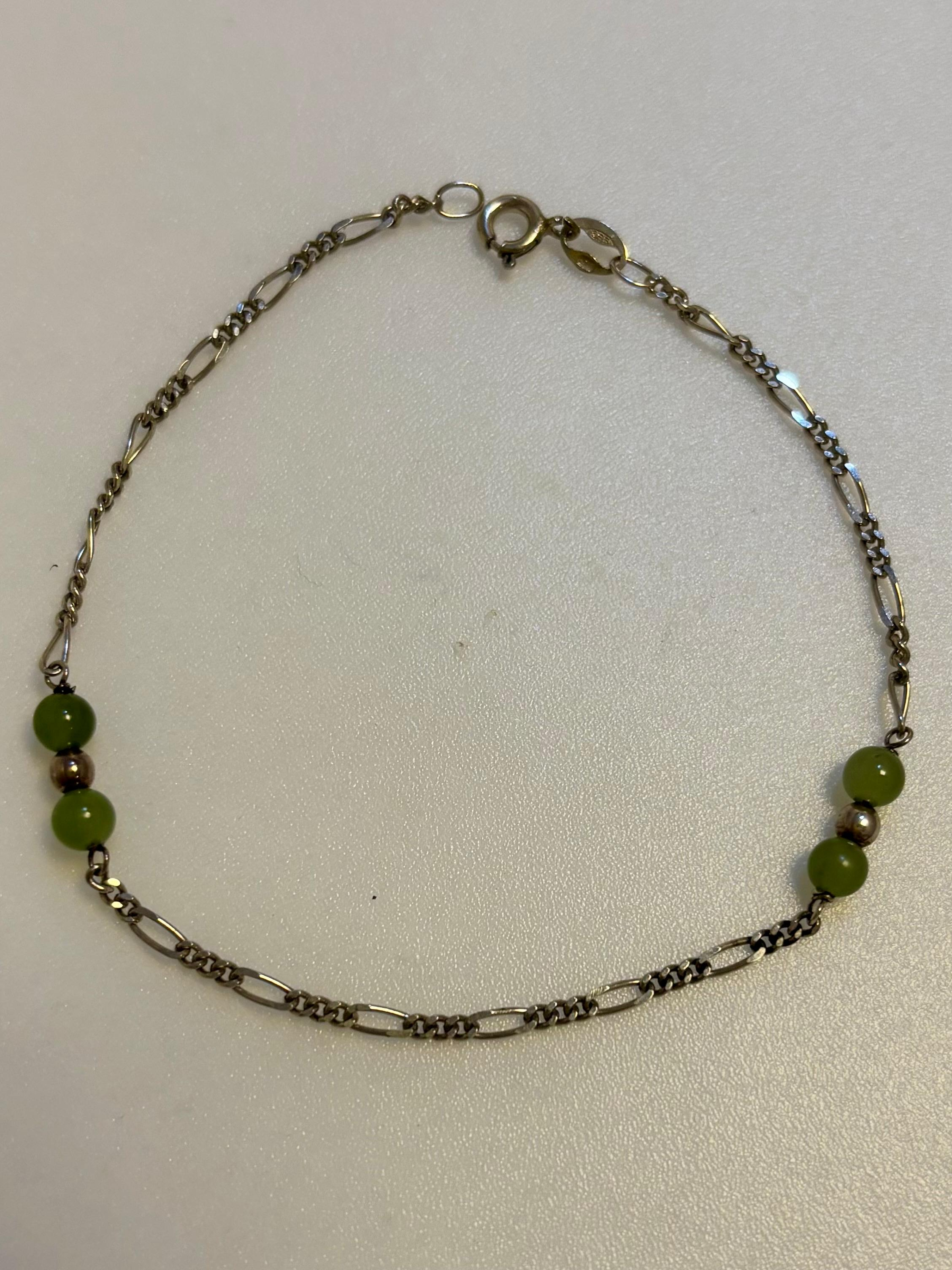 Zilveren figaro armband met jade stenen