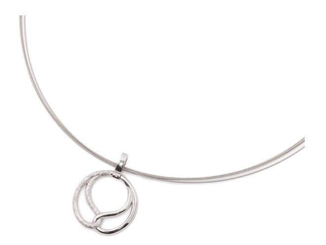 Yo-Design is een zilveren juwelenlijn met fijn en elegant design, dat zich onderscheidt van de rest van de markt. De collectie kenmerkt zich door verfijnde ontwerpen die zich lenen voor dagelijks gebruik, maar die zeker niet misstaan op een galajurk. Yo-Design is in 2000 opgericht door Joanna Taraszkiewicz en vernoemd naar de oprichtster.