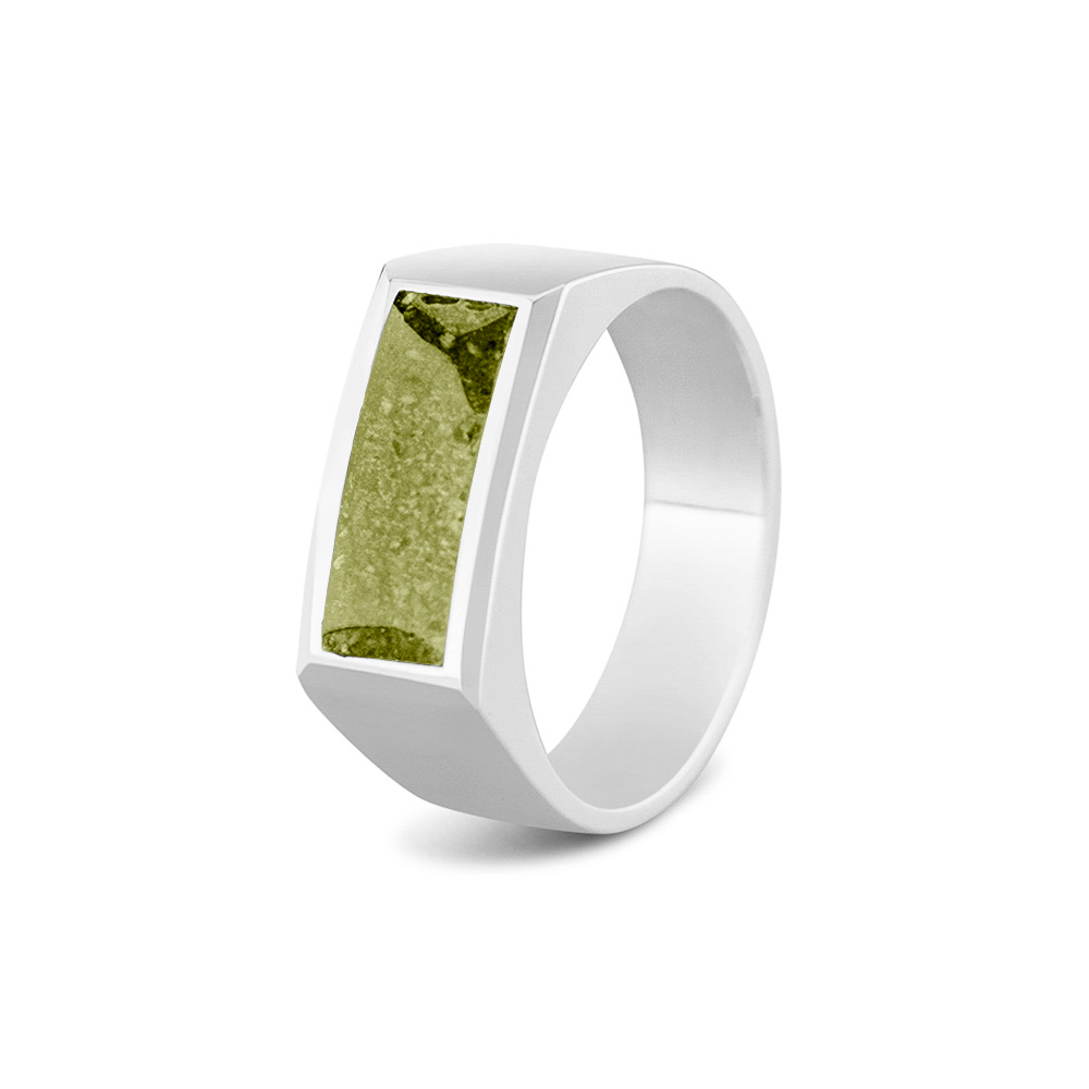 Unisex ring. Deze ring is uiterest geschikt voor de verwerking van haar of as. Dit sieraad wordt zichtbaar aan de bovenkant gevuld met as en wordt vermengd met onze speciale hars. Ge&iuml;nteresseerd in deze ring met een vingerafdruk? Deze behoort ook tot onze collecties!