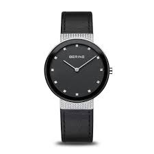 De Bering dameshorloge met modelnummer 10135-4025 heeft een elegante leren band, perfect voor dagelijks gebruik of speciale gelegenheden. Deze polshorloge combineert stijl en functionaliteit. Draag het strak om de pols voor een verfijnde look. Ideaal voor modebewuste dames die een tijdloze uitstraling willen met een hoogwaardige afwerking. Voeg het toe aan je collectie voor elke gelegenheid.