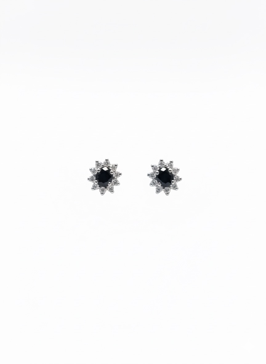 Deze 14 karaats witgouden diamanten oorbellen met saffier (modelnummer L811E) stralen luxe uit met hun ovale geslepen saffier van 0,91 karaat en rijke diamanten. Perfect voor zowel formele gelegenheden als een verfijnde alledaagse uitstraling. Draag deze tijdloze juweeltjes om elegantie en stijl toe te voegen aan elke outfit. Gloednieuw en goud van kleur.