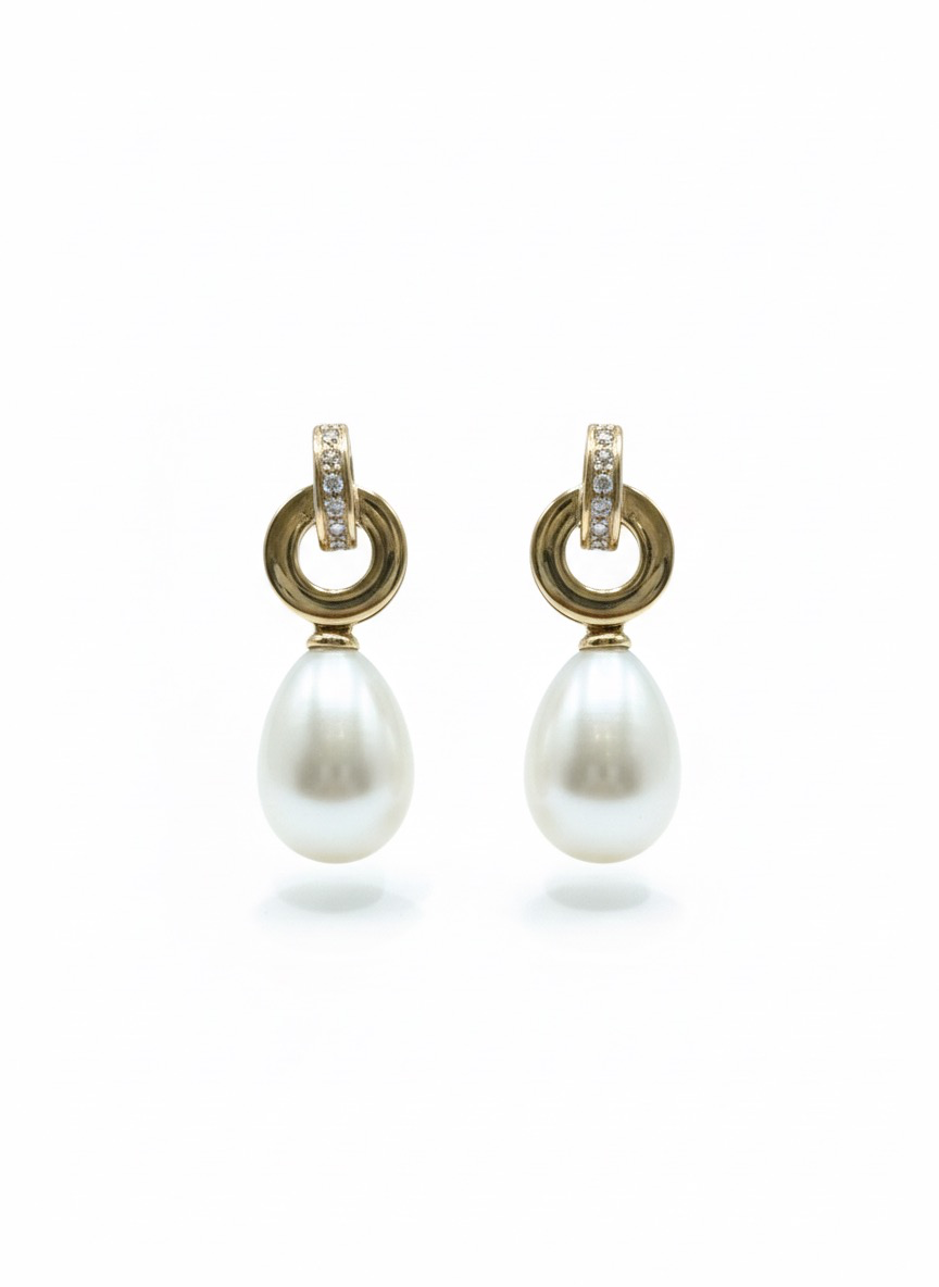 Deze prachtige 14 karaat geelgouden oorbellen met diamanten en parels (modelnummer 6082E) zijn de perfecte aanvulling voor elke gelegenheid. Gemaakt van hoogwaardig goud en voorzien van een schitterende glans, voegen ze elegantie toe aan elke outfit. Draag ze voor een chique en verfijnde look, zowel overdag als 's avonds. Ideaal voor elke sieradenliefhebber.