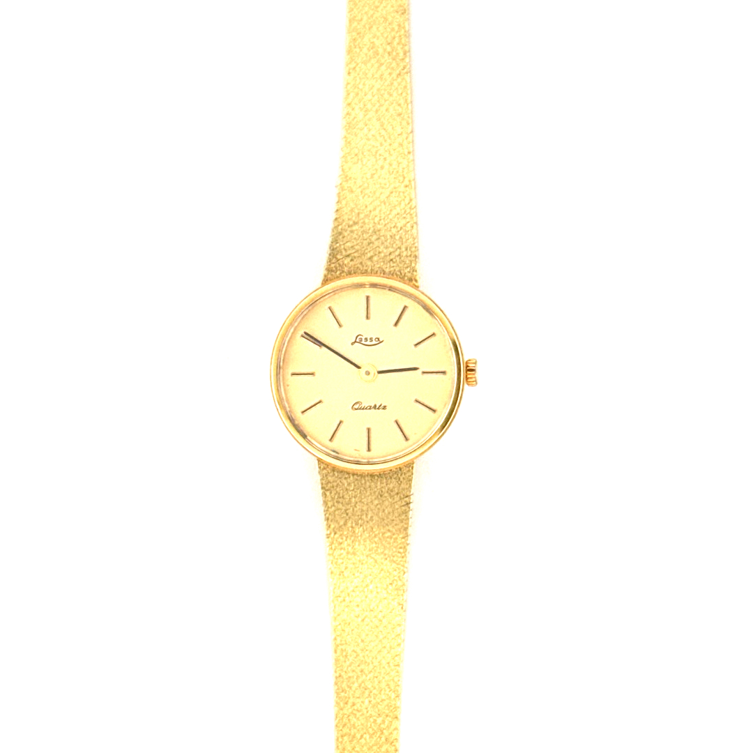 De Lessa Horloge 14krt Geelgoud is een verfijnde damespolshorloge met een 21 mm goudkleurige kast en band. Zonder datumfunctie straalt het tijdloze elegantie uit. Draag deze stijlvolle accessoire bij formele evenementen of verfijn je dagelijkse look voor een vleugje luxe op elk moment.