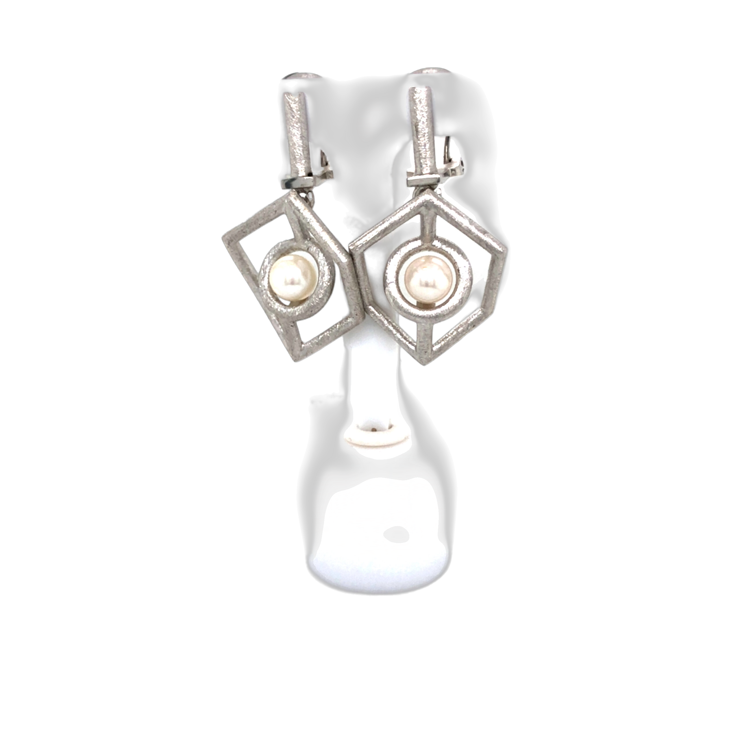 Ohrhänger gefertig in 925 Silber, rhodiniert. Mit Emaille Farbe, Perle und einem Omega-Bügel.