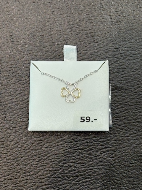 Zilveren collier met klaver hanger. De blaadjes zijn in de vorm van hartjes 