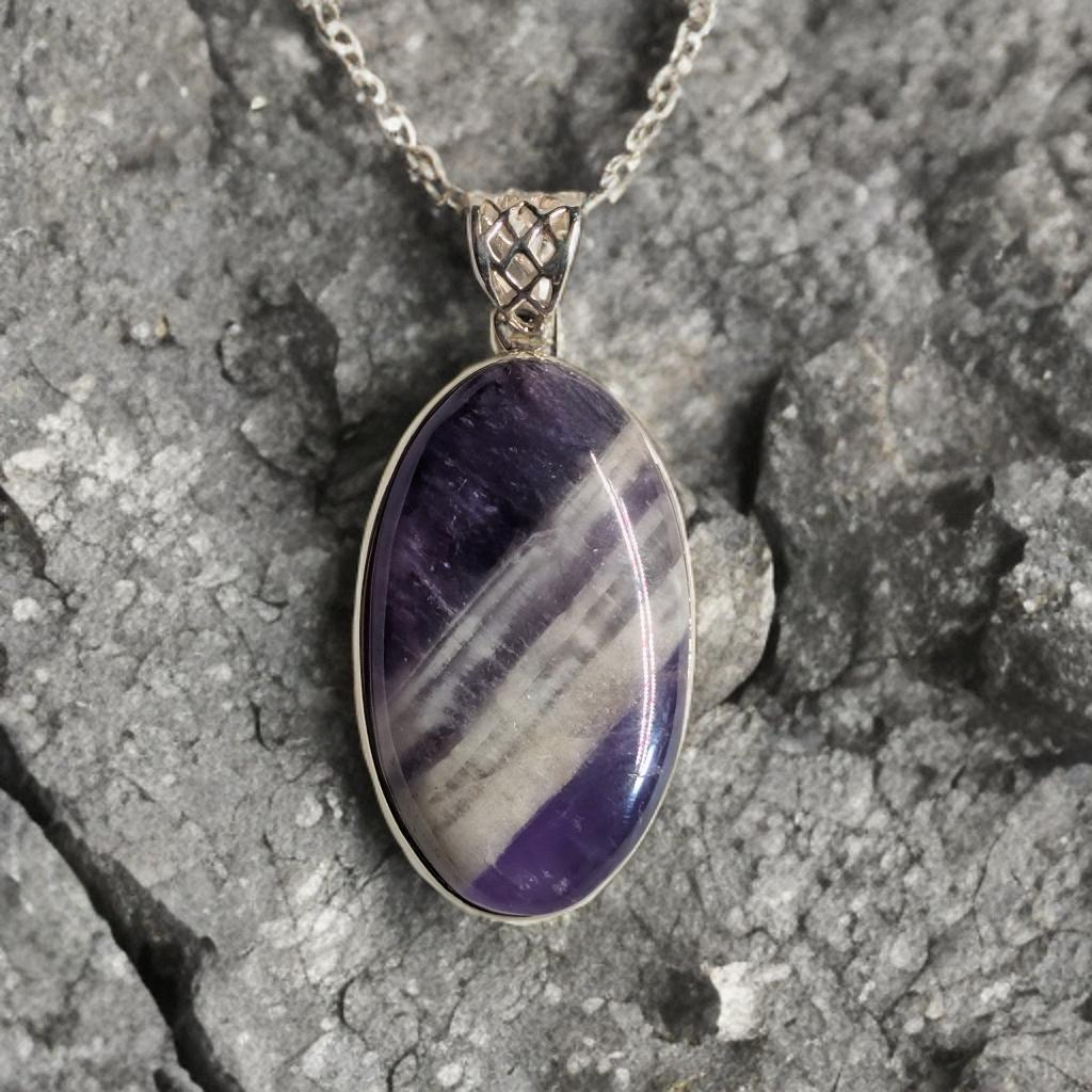 925 Sterling Zilveren hanger met cabochon geslepen amethist hanger met een afmeting van ongeveer 41 bij 25 mm.
De hanger heeft een open achterzijde.