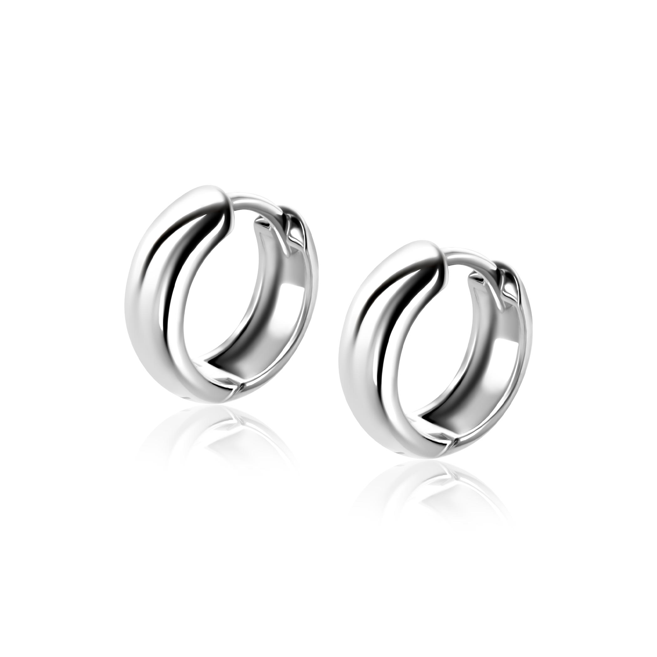 ZINZI zilveren gladde oorringen 13,5mm met brede ronde buis 5mm. Met luxe en gemakkelijke klapsluiting. De oorringen zijn vervaardigd van eerste gehalte zilver (925) en voorzien van een rodiumlaag voor een extra langdurige glans.