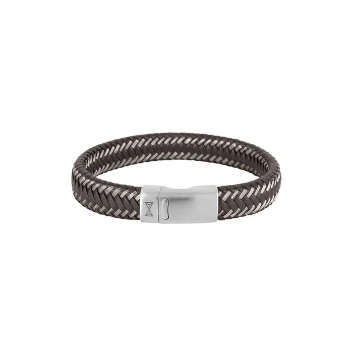 De Iron John Metal Brown (19,5cm), modelnummer AZ-BL007-F-195, is een stijlvolle armband ontworpen voor liefhebbers van robuuste sieraden. Het is gemaakt van sterk metaal in een elegante bruine tint. Combineer deze armband met casual of semi-formele outfits voor een moderne look. Perfect voor dagelijks gebruik en speciale gelegenheden waar een stoere uitstraling gewenst is.