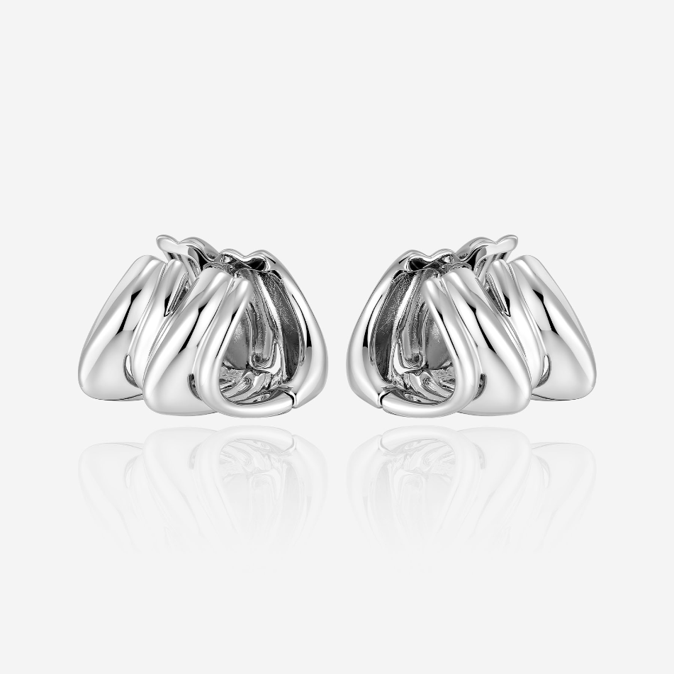 Metals: 925‰ Sterling silver
Earring Size: 20mm
Collection: CONVERSUS
Discover the Conversus collection by Pianegonda, precious silver jewels with sinuous and soft lines, able to enhance the beauty of those who wear them at all times. The catalog includes bracelets, necklaces, earrings and rings, carefully crafted to offer the ultimate experience on every occasion. Discover the beauty and elegance of Pianegonda jewels.