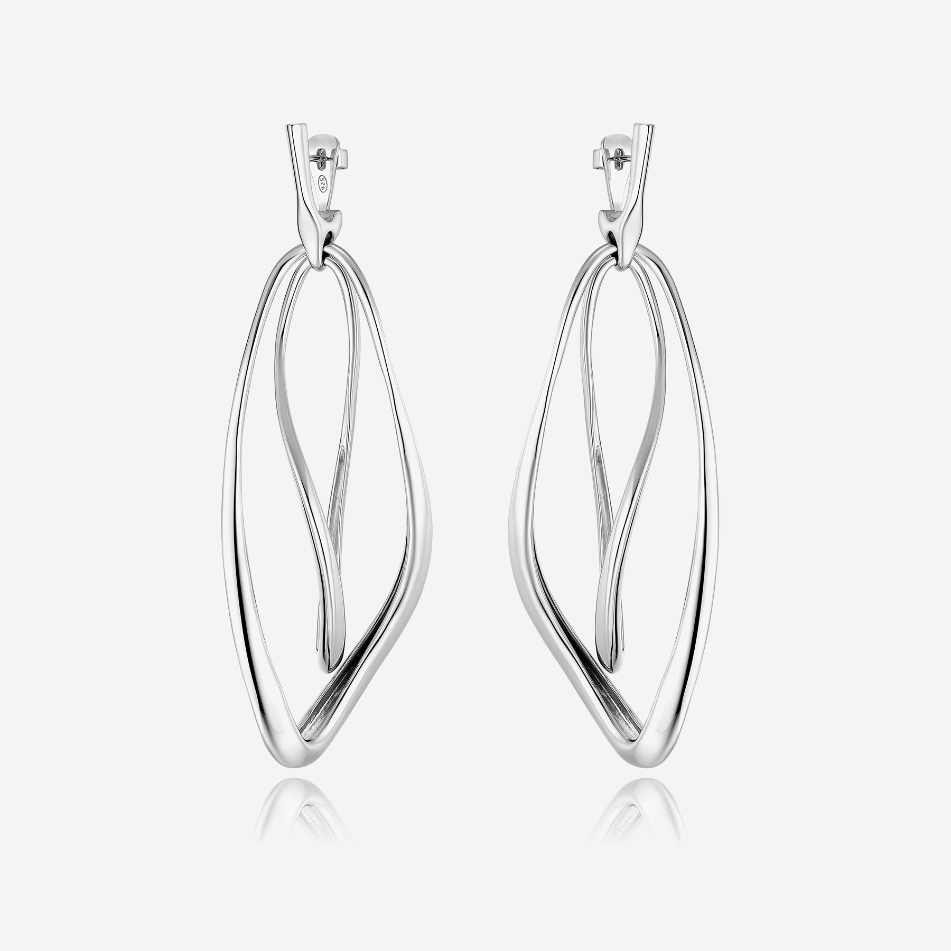 Details
Metals: 925‰ Sterling silver
Earring Size: 90mm
Collection: CONVERSUS
Discover the Conversus collection by Pianegonda, precious silver jewels with sinuous and soft lines, able to enhance the beauty of those who wear them at all times. The catalog includes bracelets, necklaces, earrings and rings, carefully crafted to offer the ultimate experience on every occasion. Discover the beauty and elegance of Pianegonda jewels.