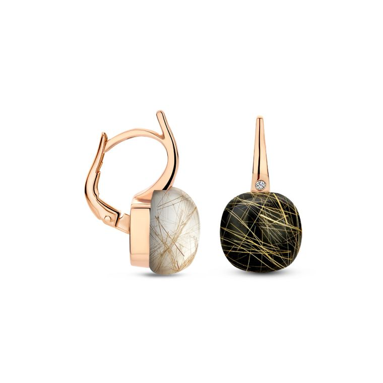 Rutile In The Dark
Deze Mini Sweety oorhangers  zijn gemaakt van 18kt ros&eacute;goud en afgewerkt met rutielkwarts met onyx en de kenmerkende diamant  0.02ct.