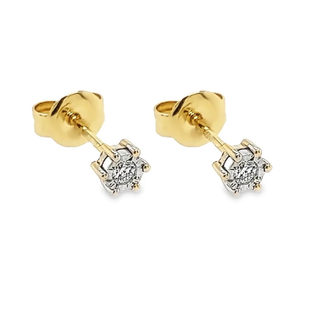 De 14 karaats geelgouden oorstekers zijn versierd met 0,06 karaat diamanten in een illusiezetting, wat zorgt voor extra schittering. Deze elegante stud oorbellen zijn perfect voor dagelijks gebruik en speciale gelegenheden. Combineer ze met een bijpassende ketting of armband voor een complete, verfijnde look. Ideaal voor wie houdt van subtiele luxe.