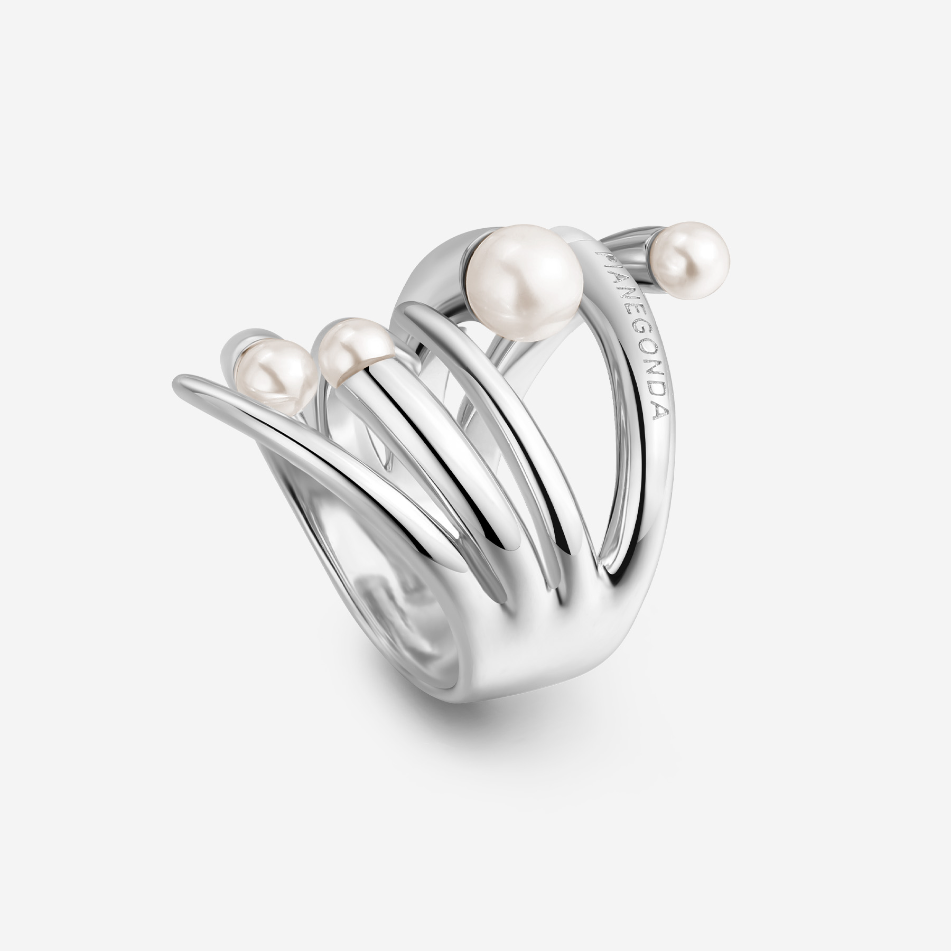 Details
Metals: 925‰ Sterling silver
Stones: natural pearls
Collection: CUSPIS
Inspired by the thorn, a symbol of strength and protection, the collection expresses a deliberate contradiction of elements. Sterling silver crafted in sharp geometric shapes represents firmness and determination, while white or black pearl adds a touch of warmth and sophistication. This antithesis creates a dynamic interplay between stiffness and softness, resulting in innovative creations that draw from the beauty of nature and art.