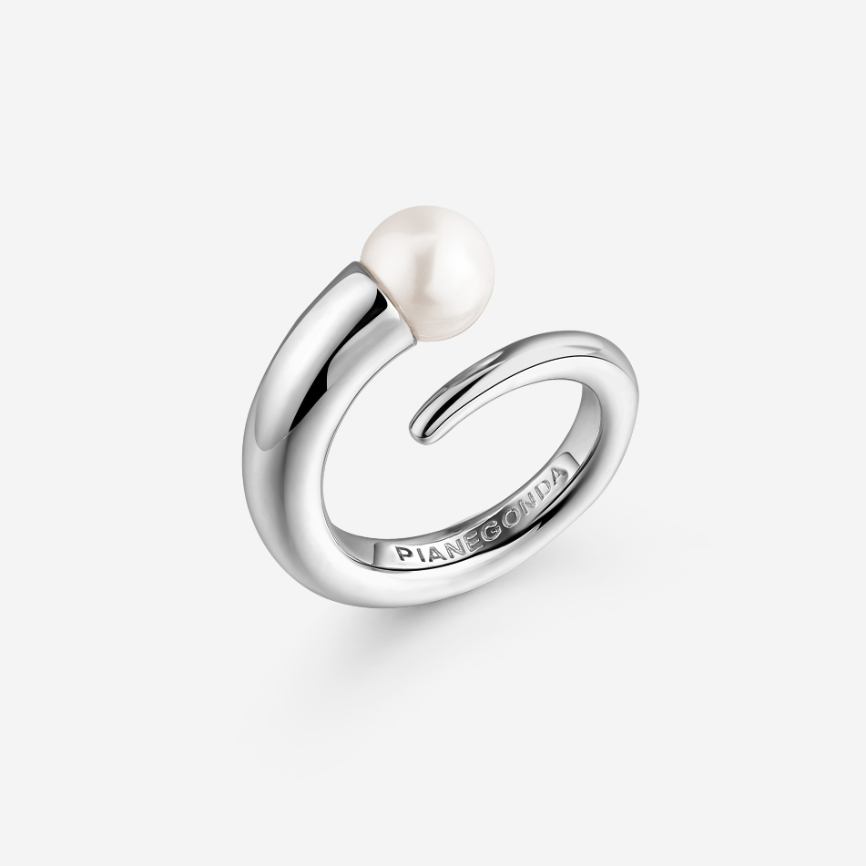 Metals: 925‰ Sterling silver
Stones: Freshwater pearl  8mm
Collection: CUSPIS
Inspired by the thorn, a symbol of strength and protection, the collection expresses a deliberate contradiction of elements. Sterling silver crafted in sharp geometric shapes represents firmness and determination, while white or black pearl adds a touch of warmth and sophistication. This antithesis creates a dynamic interplay between stiffness and softness, resulting in innovative creations that draw from the beauty of nature and art.